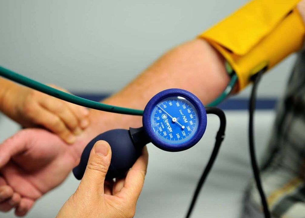إذا كنت تعاني من ارتفاع ضغط الدم، فأنت بحاجة إلى قياس ضغط الدم بشكل صحيح ومنتظم. 